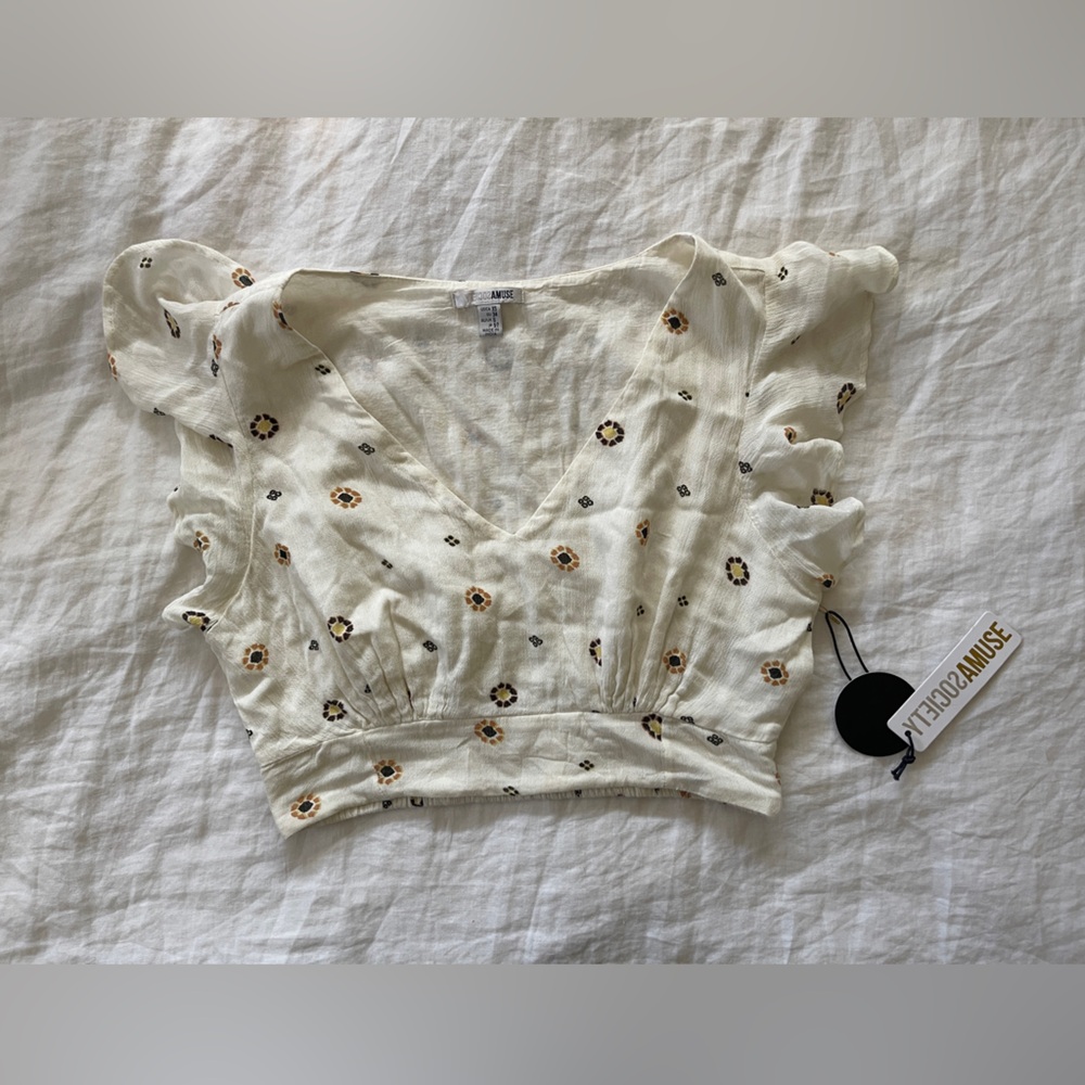 NWT Amuse Society crop top. White with retro pattern